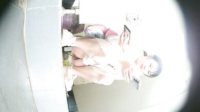 3月新流出县城卫生院无门女厕正面偷拍美女尿尿汉服裙美少妇两只手同时刷两个手机