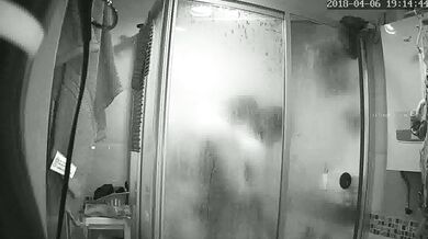 【家庭隐私真实泄密】水暖工偸偸在房主家浴室暗装针孔长时间记录两口子日常洗澡，喜欢鸳鸯浴，喜欢在浴室过夫妻生活 (3)