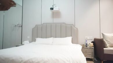 【自制字幕系列】哥只是个传说肤白貌美娃娃音，小穴无毛白虎女-4K字幕版！ (1)